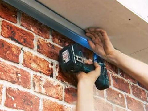 Horizontale UW-profielen aan het plafond monteren en de verticale profielen bevestigen