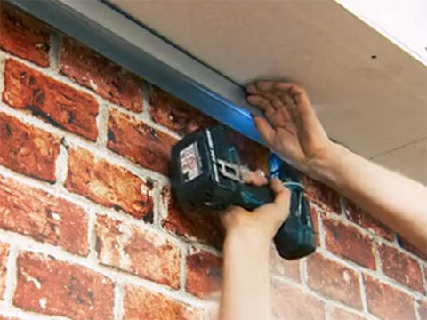 Horizontale UW-profielen aan het plafond monteren en de verticale profielen bevestigen