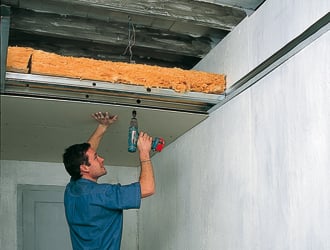 Verlaagd plafond plaatsen