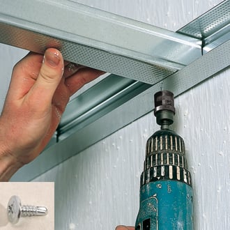 Verticale profielen bevestigen met tekschroeven