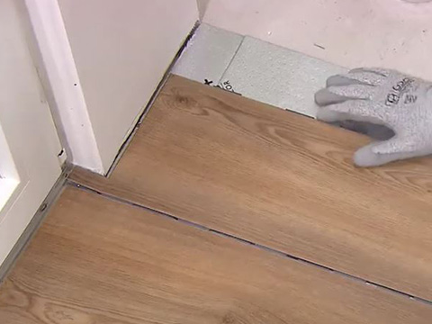 De rest van de vloer plaatsen