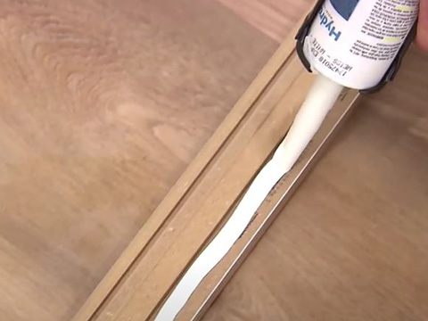 Plinten op de clips bevestigen