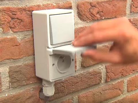 Monteer de afdekplaatjes