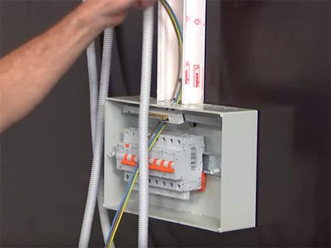 Leid elektrische leidingen naar zekeringkast