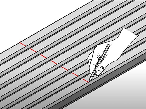 Wand aftekenen om metalen structuur te plaatsen