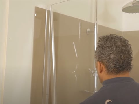 Bevestig de glazen wand in het muurprofiel