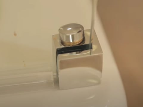 Zet de wand onderaan vast