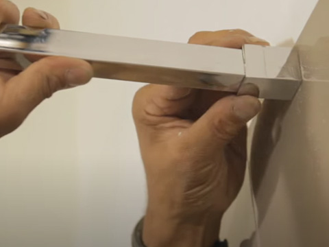 Monteer de afvoerstop en de sifon