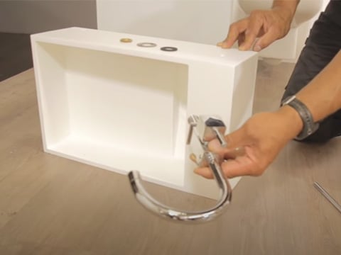 Monteer de kraan op de handenwasser