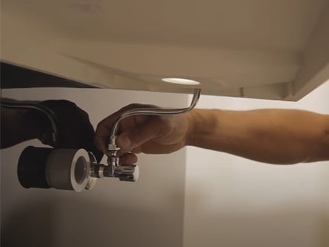 Sluit de watertoevoer aan