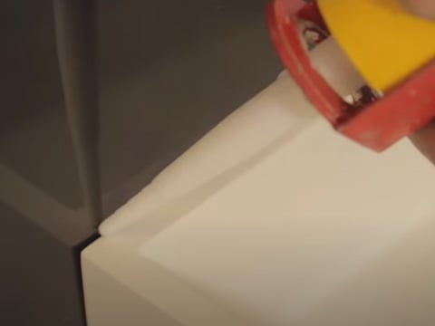 Sluit de waterafvoer aan en kit de randen af