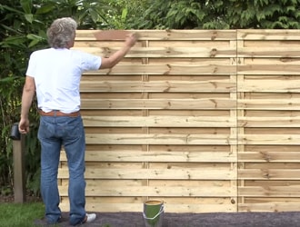 Houten schutting beitsen
