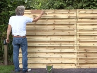 Houten schutting beitsen