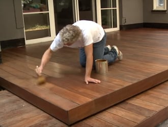 houten terras behandelen met antislip-beits