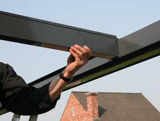 Dwarsligger plaatsen en vastschroeven