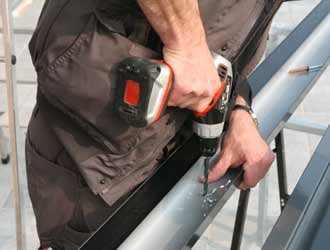 Gaten voor nagelpluggen boren