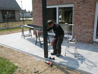 Paal op terras bevestigen