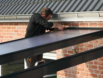 Platen op liggers plaatsen