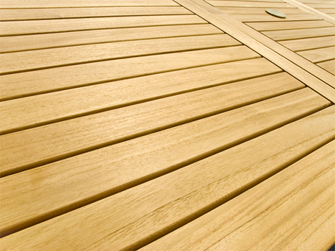 Houten tuinmeubelen onderhouden