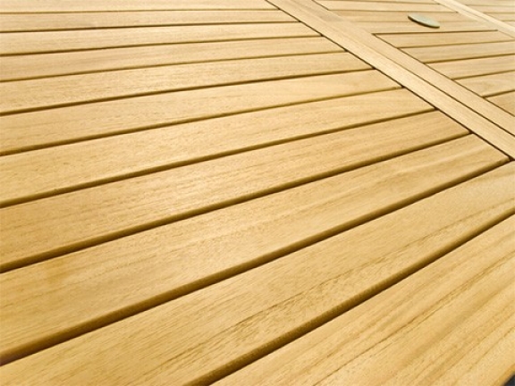 Houten tuinmeubelen onderhouden