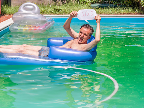 groen zwembadwater