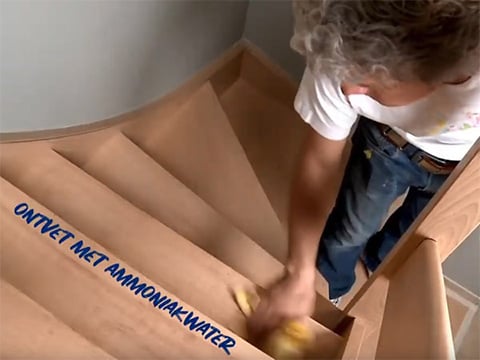 Trap ontvetten met ammoniakwater