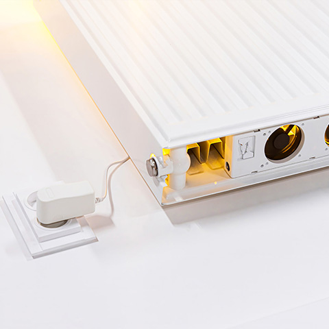 Adapter radiatorventilator in stopcontact steken