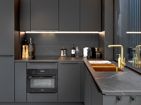 zwarte keuken met marmeren blad