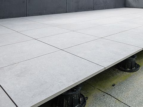 Verhoogd terras met tegeldragers